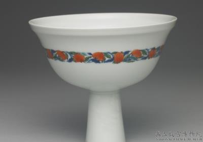 图片[2]-Stem bowl with decoration of flowers and birds in wucai polychrome enamels on a white ground, Qing dynasty (1644-1911)-China Archive